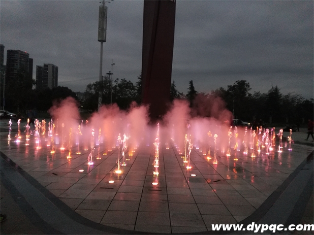 成都绵世•溪地湾麻将街旱式音乐喷泉实景图