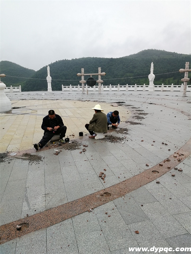 马鬃茶园灯具安装施工现场