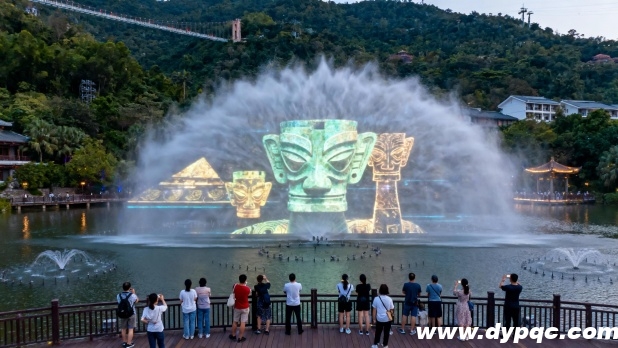 自然山水景区中的三星堆水幕电影投影